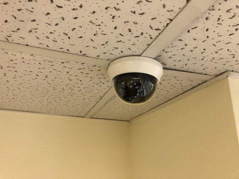 купольная камера видеонаблюдения в офисе